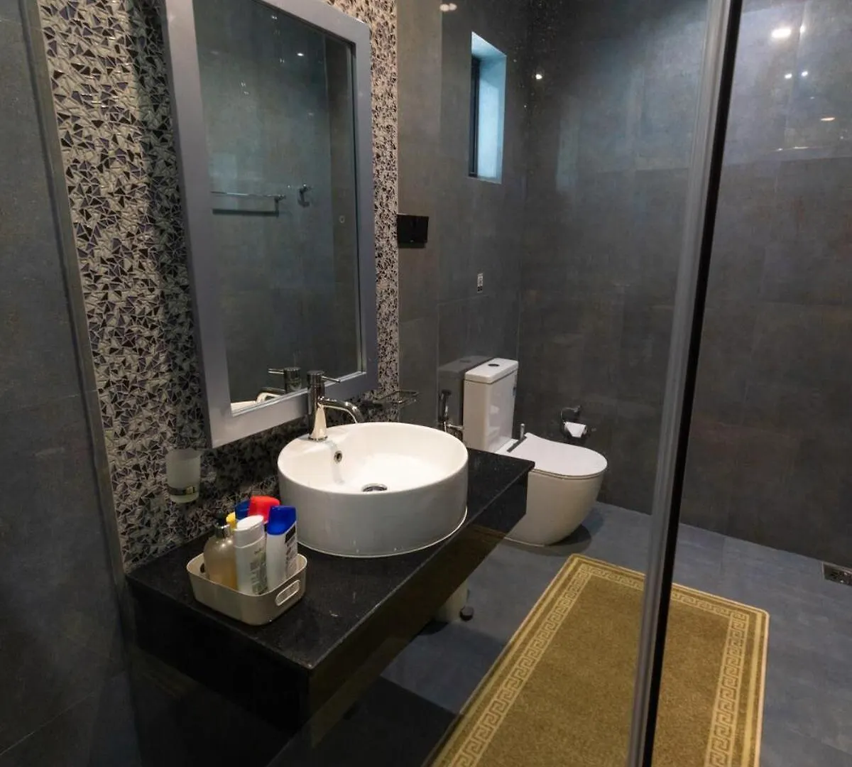 Cozy Beachfront 3-Bedroom Apartment In City Centre Colombo 0*,