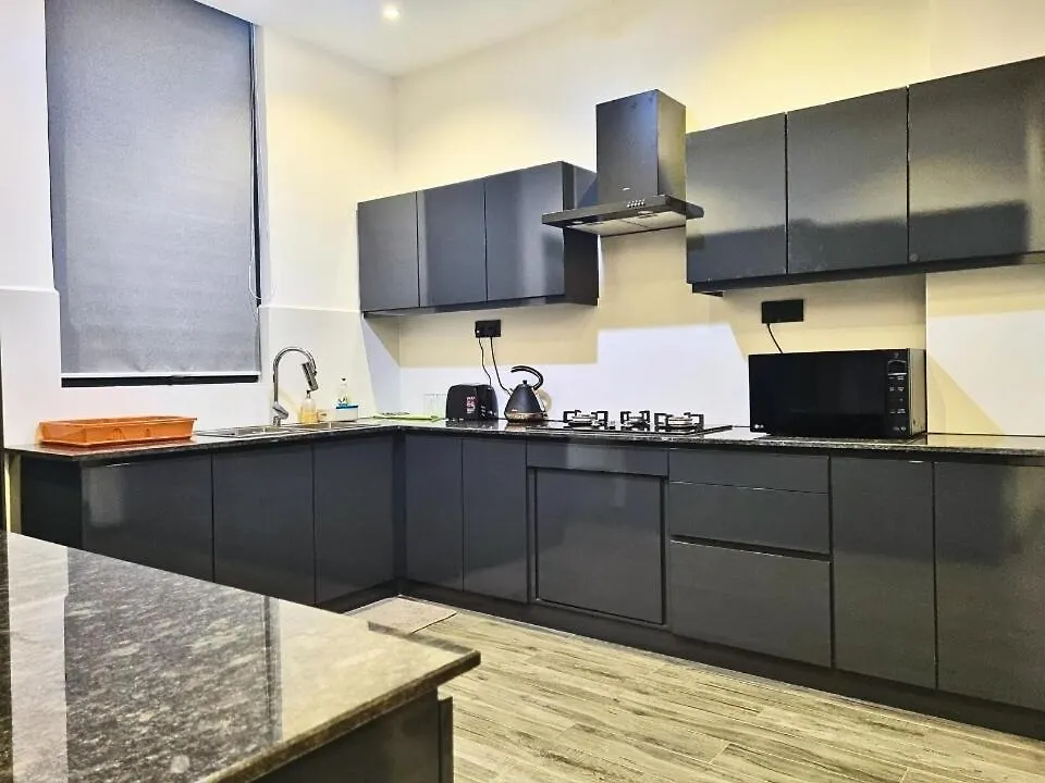 Cozy Beachfront 3-Bedroom Apartment In City Centre Colombo Sri Lanka